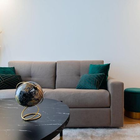 Stunning Apartment W/ Free Parking By Lovelystay Porto Bagian luar foto