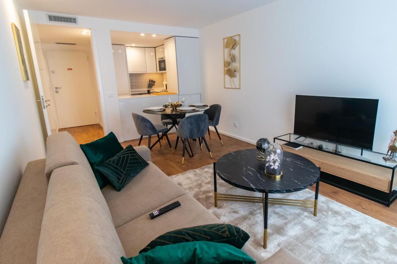 Stunning Apartment W/ Free Parking By Lovelystay Porto Bagian luar foto